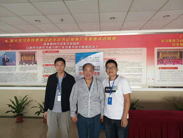 一同齒輪廠家技術(shù)人員合影